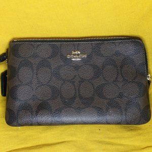 Double Corner Zip Wristlet In Signature Canvas